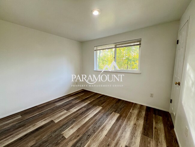 Building Photo - Cute 2 Bedroom + Den Duplex in Gig Harbor