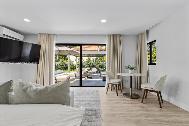 Building Photo - 116 W 1st Ct