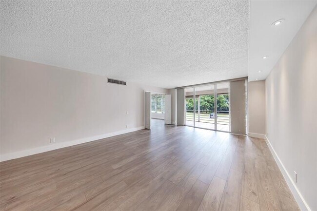 Building Photo - 800 E Cypress Ln