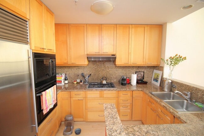 Building Photo - Best deal in the Dogpatch! Spacious top floor 2 bedroom loft. Plenty of natural light and up to d...