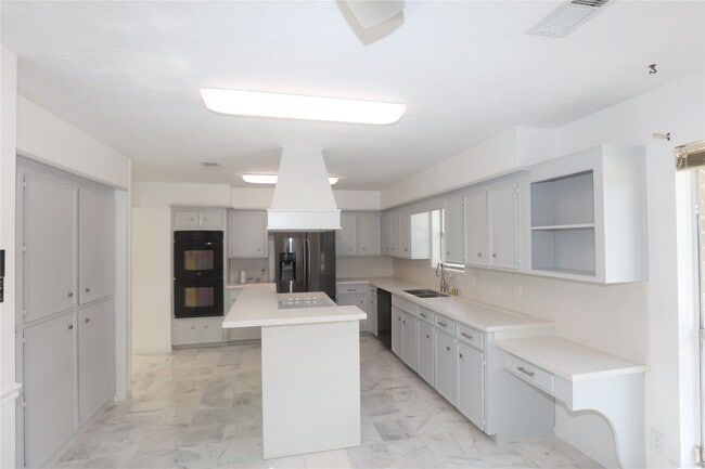 Building Photo - 2210 Shadowbriar Dr