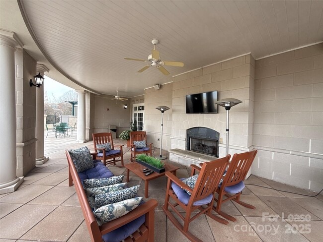 Building Photo - 300 W 5th St