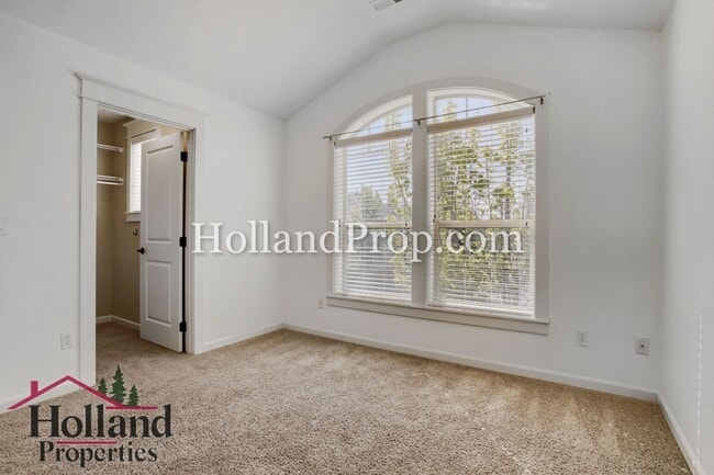 Building Photo - Spacious 4-Bedroom Portland Home with Fenced Yard, Fireplace & Modern Finishes!