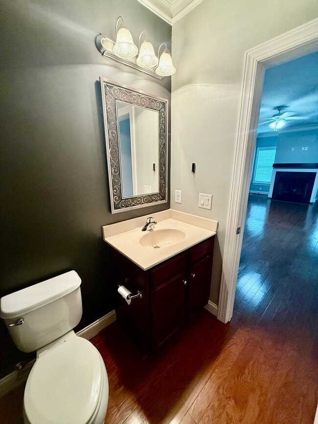 Building Photo - Two bedroom, 2.5 bath condo townhome in Bu...