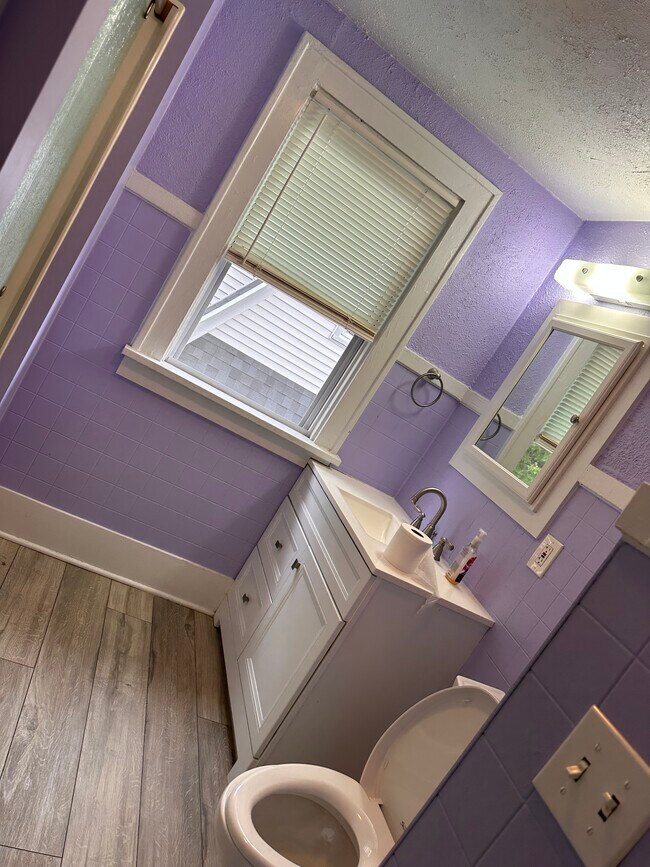 bathroom - 24 Corinne St SW