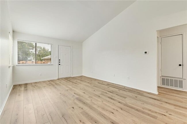 Building Photo - 2-Bedroom Duplex with Garage