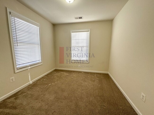 Building Photo - Two story townhouse w/ 3 bedrooms,2.5 baths