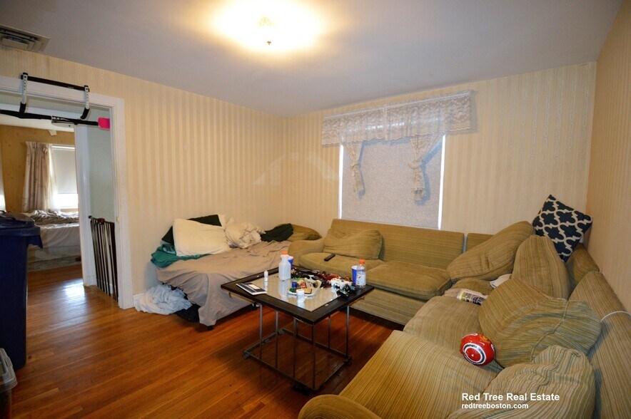 Building Photo - 16-18-18 Caltha Rd