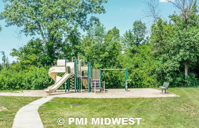 Building Photo - Great 3 Bedroom 2.5 Bathroom Home on the upper east side of Indy!