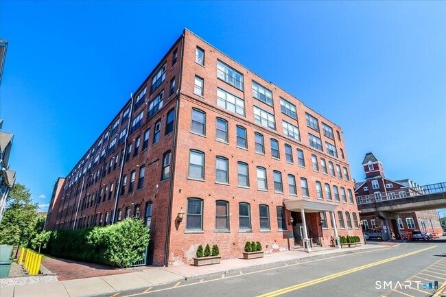 Building Photo - 145 Canal St E