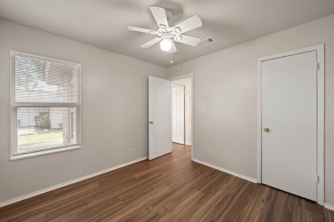 Building Photo - 703 Country Aire Dr