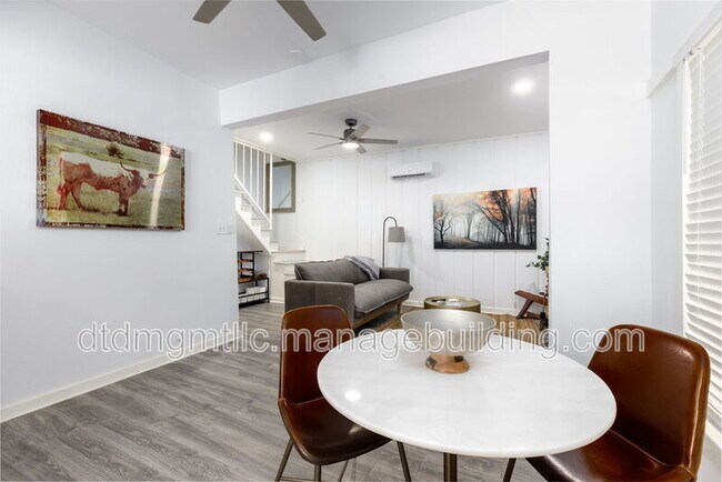 Building Photo - 110 E Craig Pl