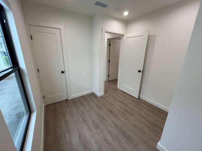 Building Photo - Newly Remodeled 2 Bed 1 Bath Unit in PB