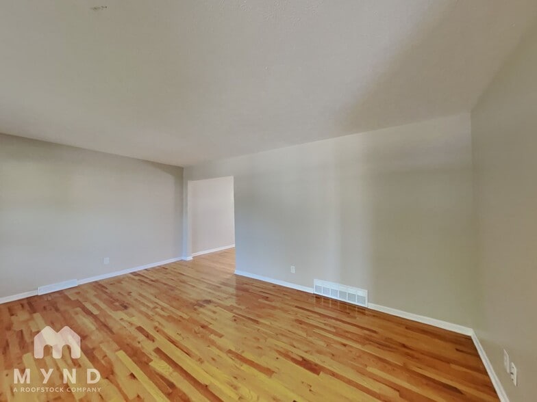 Building Photo - 5621 Oakmont Dr