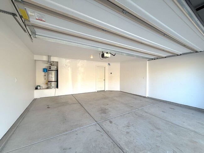 Building Photo - 4 Bed, 2.5 Bath Home with 2 Car Garage