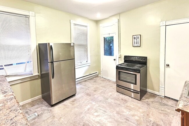 Building Photo - 516 Bedford St