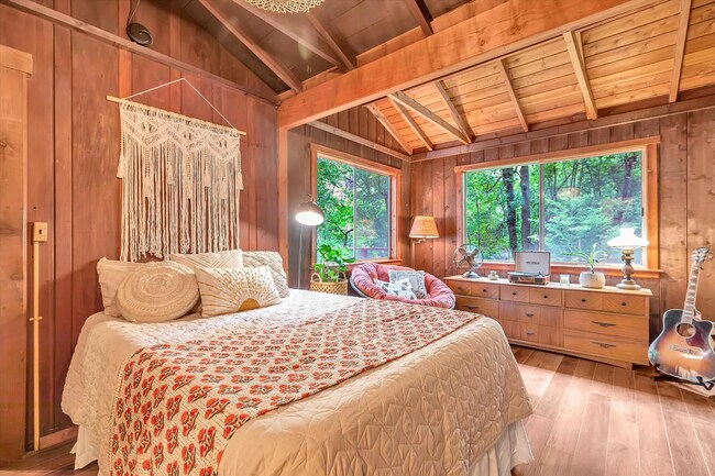 Building Photo - Picturesque, Pet Friendly, with Garage and...