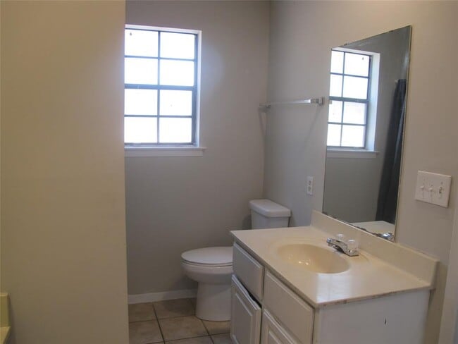 Building Photo - 509 Algerita Dr