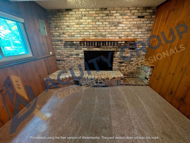 Building Photo - 10207 Pilgrim Ln N