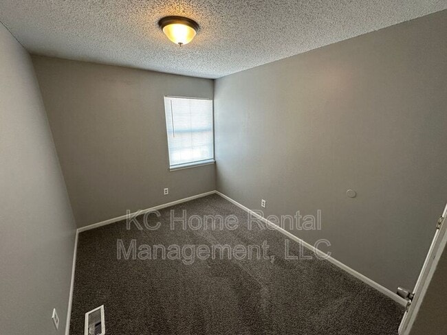 Building Photo - 506 A Skyvue Dr