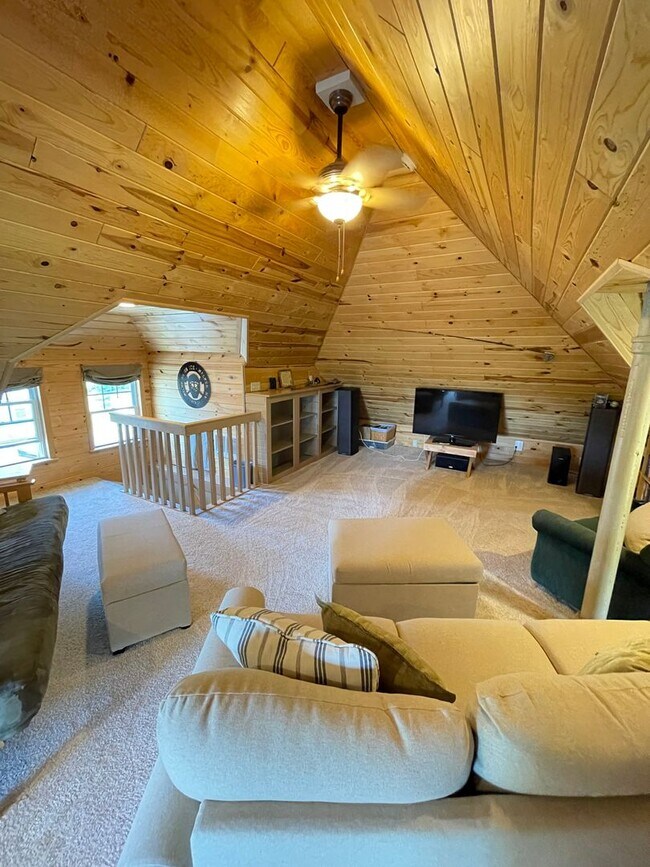 Building Photo - AVAILABLE AUGUST 1ST - Beautiful Single Fa...