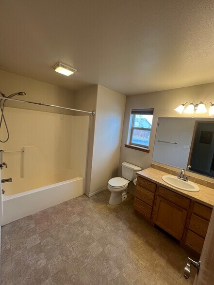 Building Photo - 803 E Riggs St