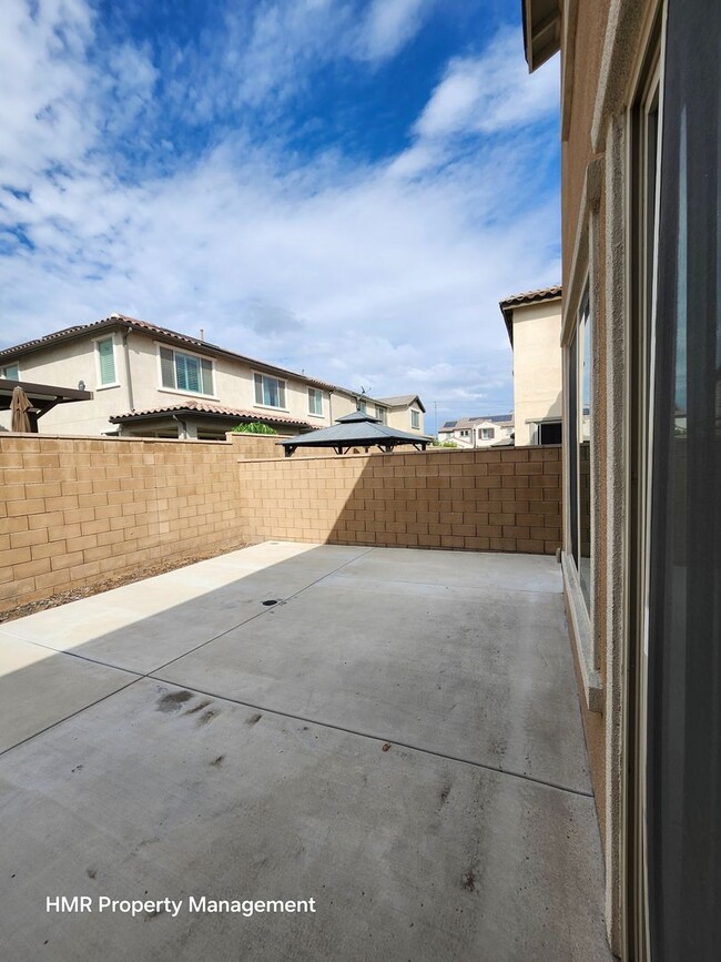 Building Photo - Beautiful two story 5 bedroom in ontario R...