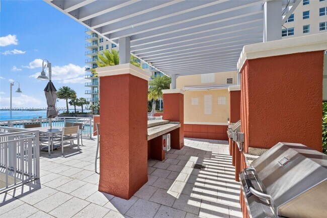 Building Photo - 1155 Brickell Bay Dr
