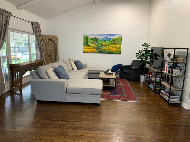 Building Photo - Large House in Cherry Hill East