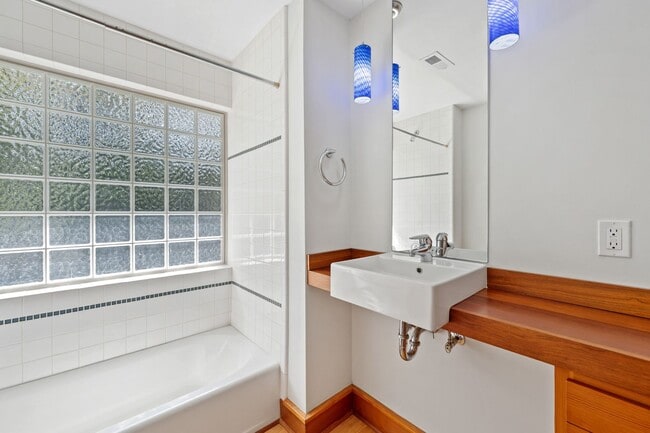 Building Photo - 817 Oasis Dr