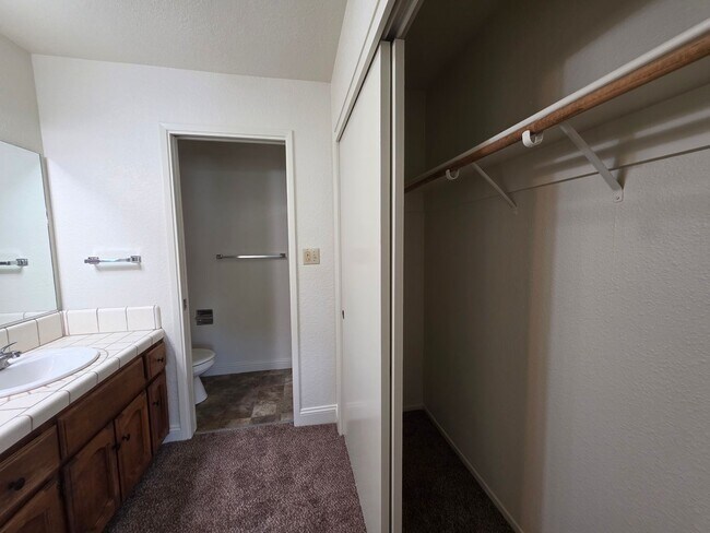 Building Photo - 3 bedroom condo w/2 car garage!