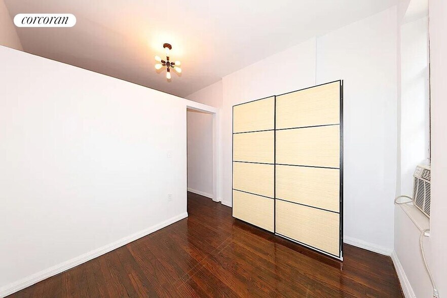 Building Photo - 301 E 95th St