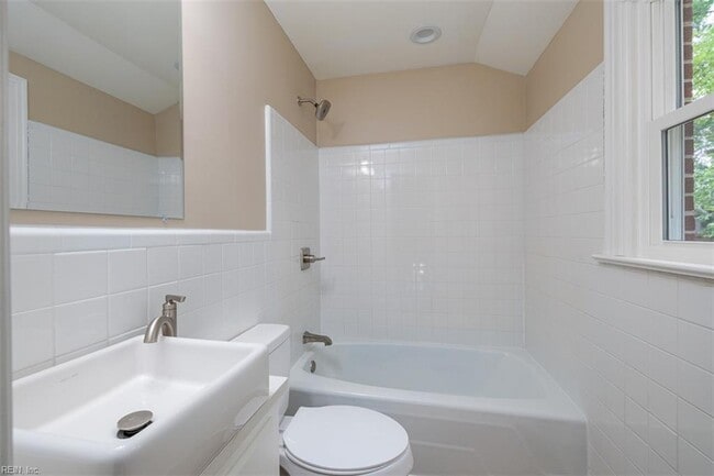 Building Photo - 5525 Greenefield Dr S
