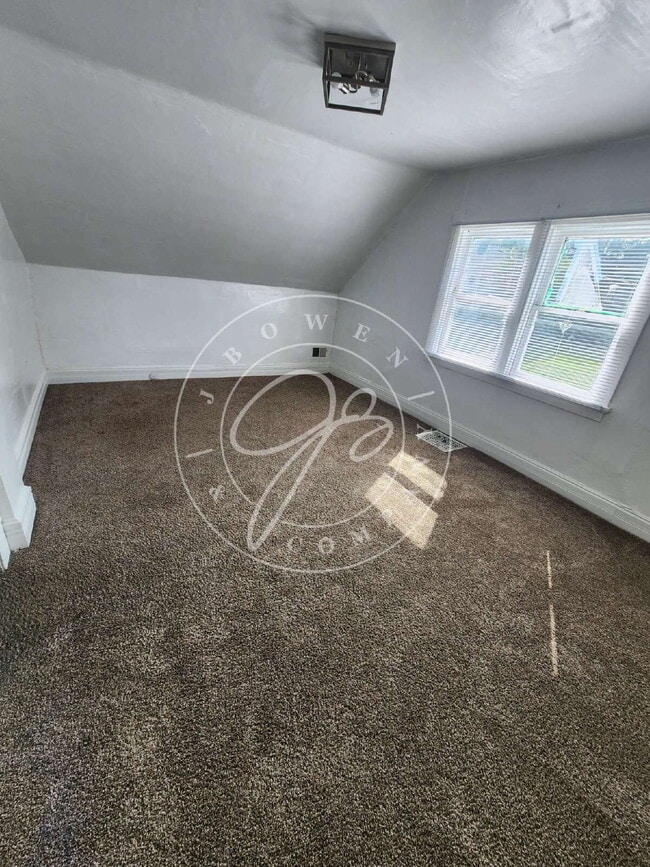 Building Photo - Large 3 bed with over 1600 sq. ft!