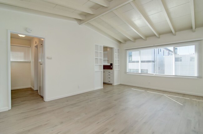 Primary Photo - Surfs Up! Spacious 1 bedroom 1 bath vintag...