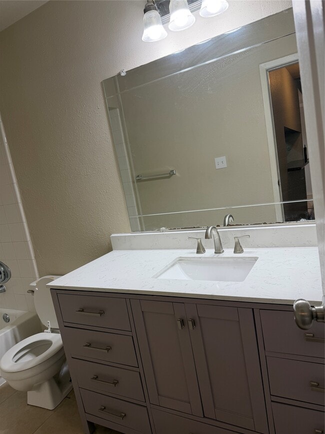 Building Photo - 732 Memorial Mews St