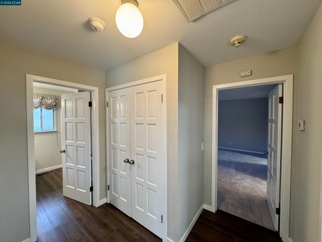 Building Photo - 62 Winding Glen