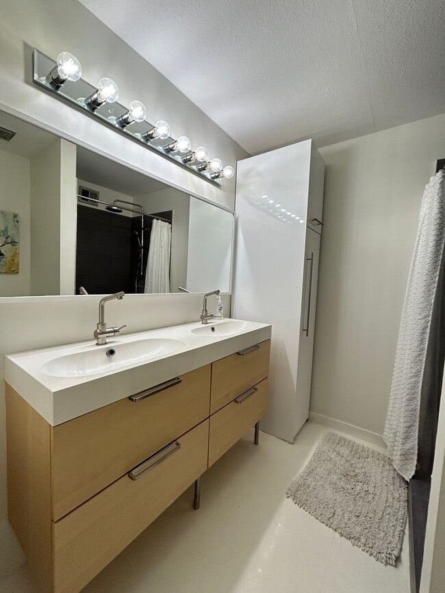 Building Photo - Stunning updated 2 Bedroom, 2 Bathroom, 2 car garage in heart of downtown Scottsdale