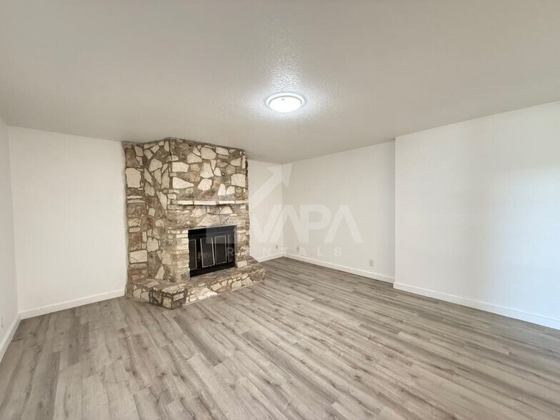 Building Photo - 2706 Lake Briar