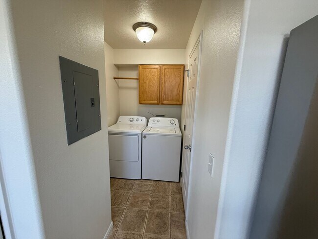 Building Photo - Stunning Townhome!