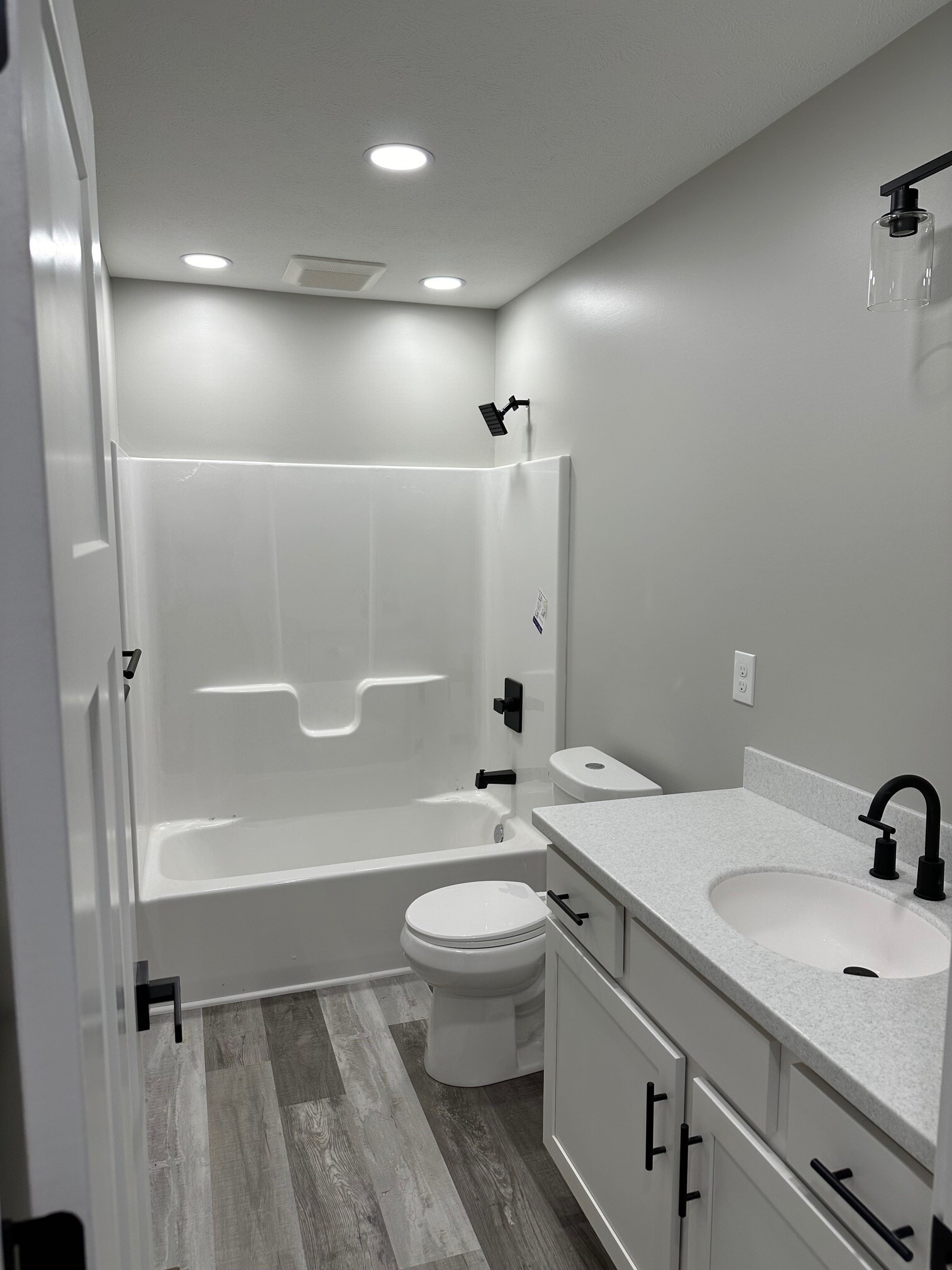 Full bath - 1622 Gunnison Rd