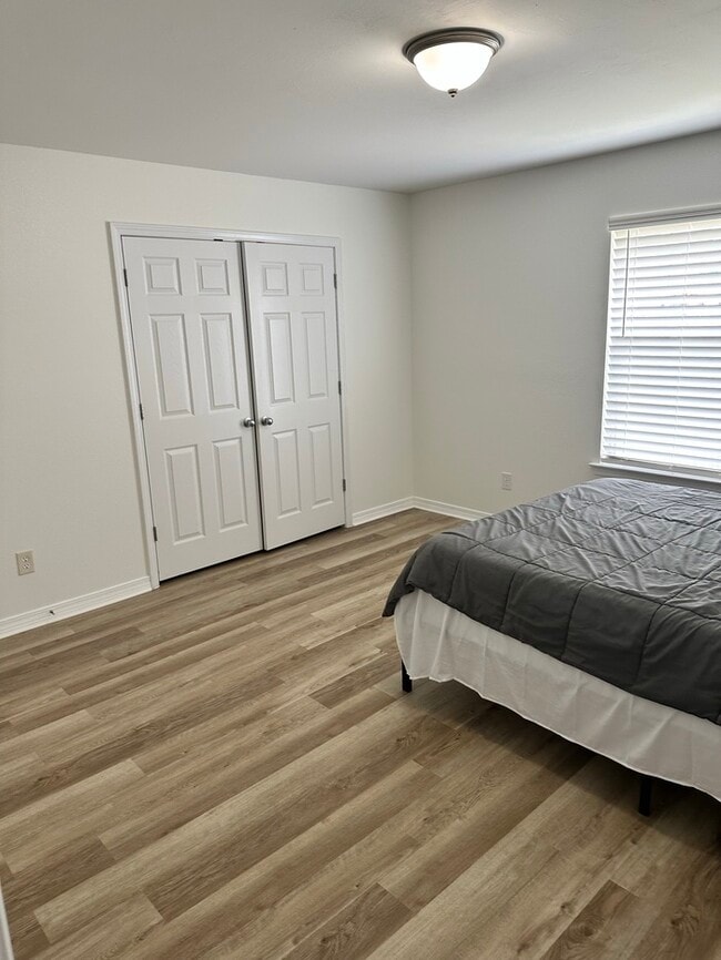 Building Photo - Large 4 bed / 3 bath home minutes from Nav...