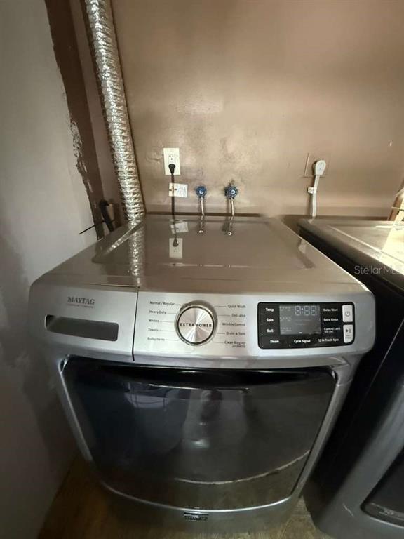 Building Photo - 2021 Valley Dr