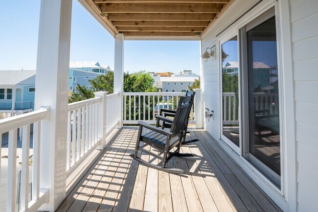 Building Photo - PERFECT BEACH GETAWAY - AVAILABLE MID-DECE...