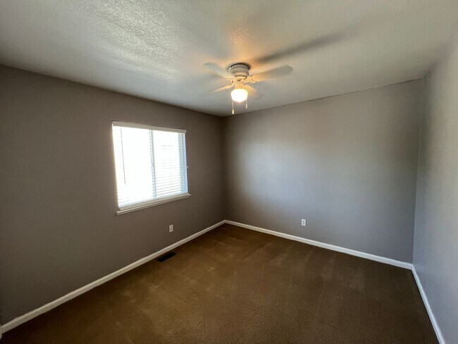 Building Photo - Large 4 bedroom located on a well maintained court!