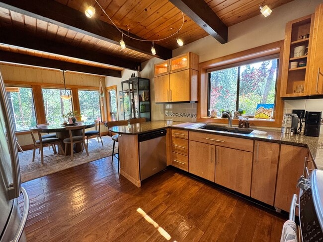 Building Photo - FOR RENT: FURNISHED LONG-TERM EXTREMELY CO...