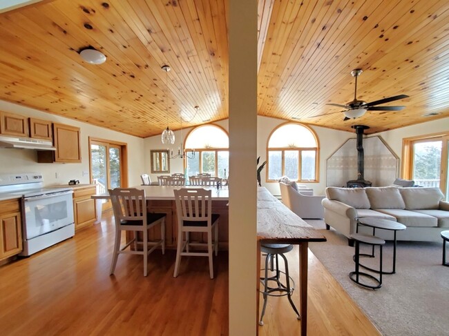 Building Photo - Winter Rental: Wingaerchic (Dog-friendly!)