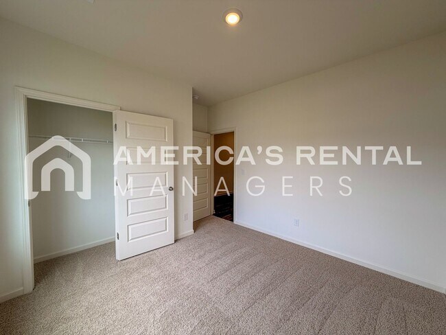 Building Photo - Modern Single Level Living in Doss Ferry - Available NOW!