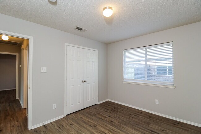 Building Photo - 2920 Oakshire St