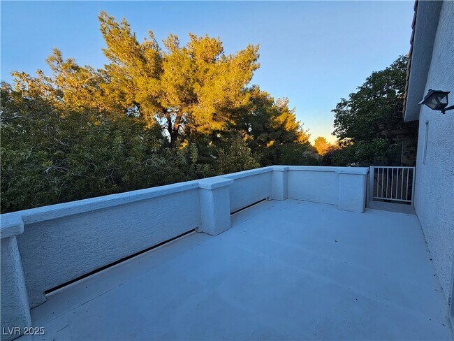 Building Photo - 9520 Rancho Palmas Dr